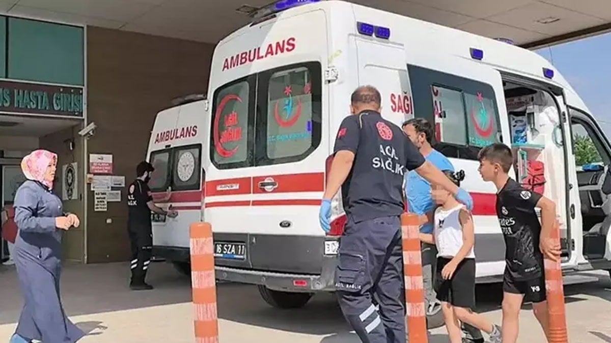 Kumbarasını açmak istediği bıçak elinden kayınca dilini kesti