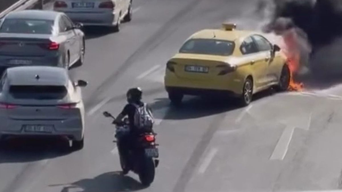 İstanbul'da taksi alev alev yandı