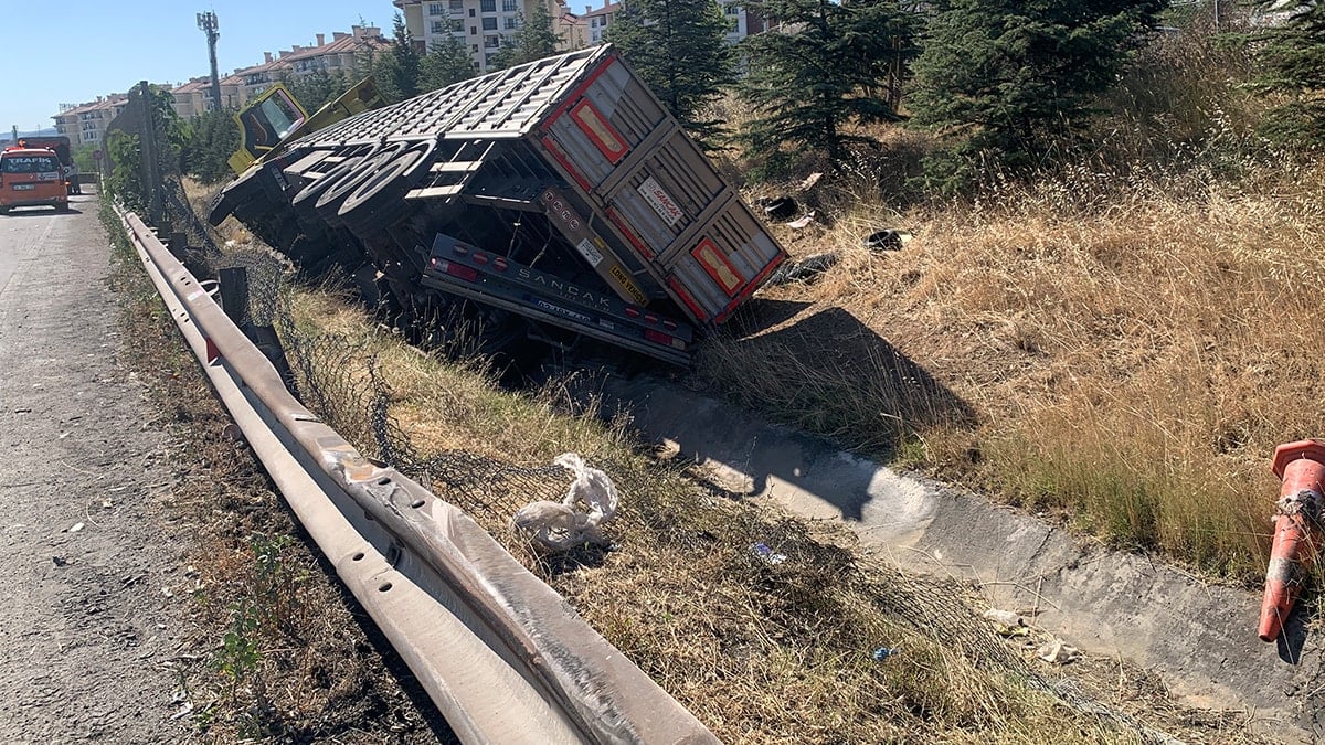 TIR, su kanalına devrildi