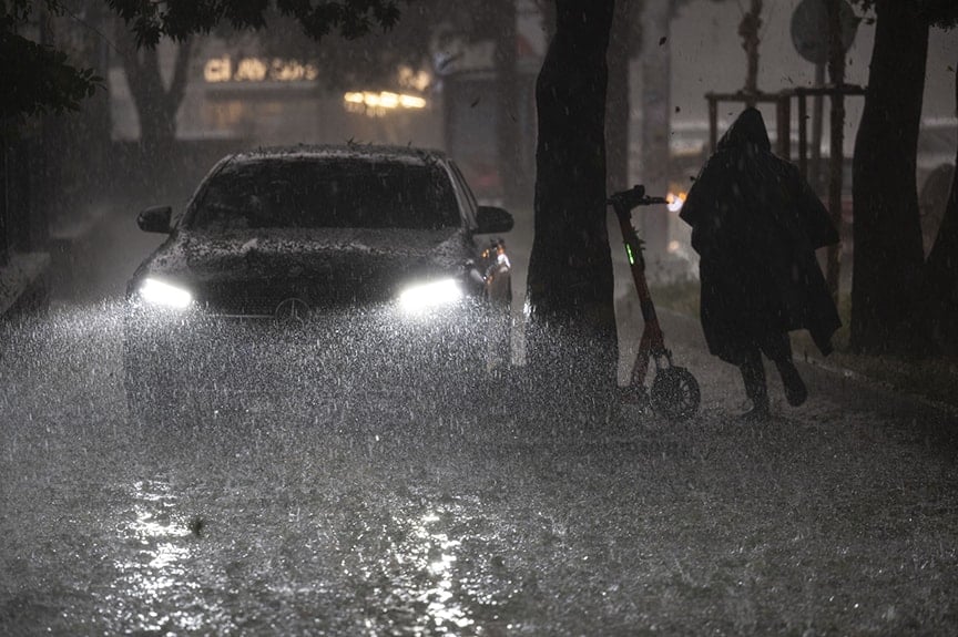 Ankara'yı sağanak yağış vurdu: Cadde ve sokakları su bastı, ulaşım aksadı