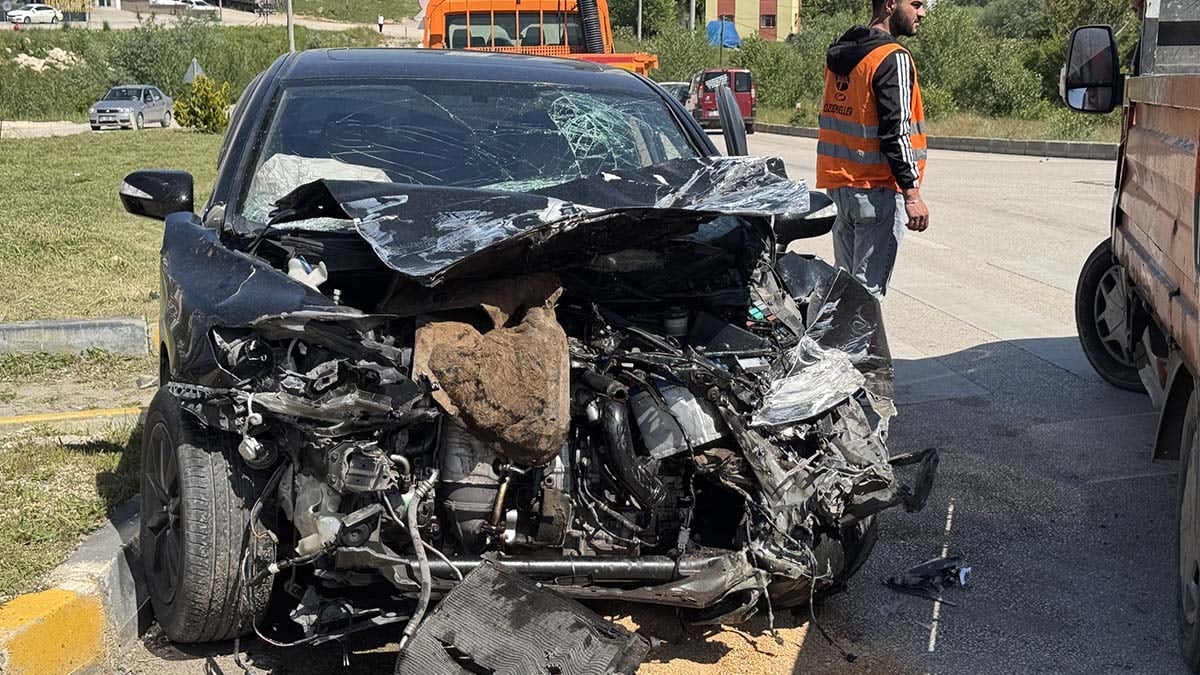 Kamyonet ile otomobil çarpıştı: 3 yaralı
