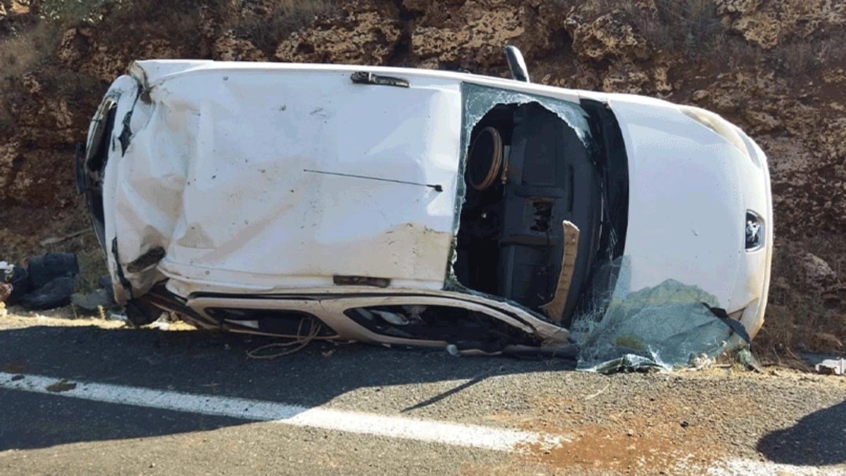 Midyat’ta hafif ticari araç devrildi: 3 yaralı