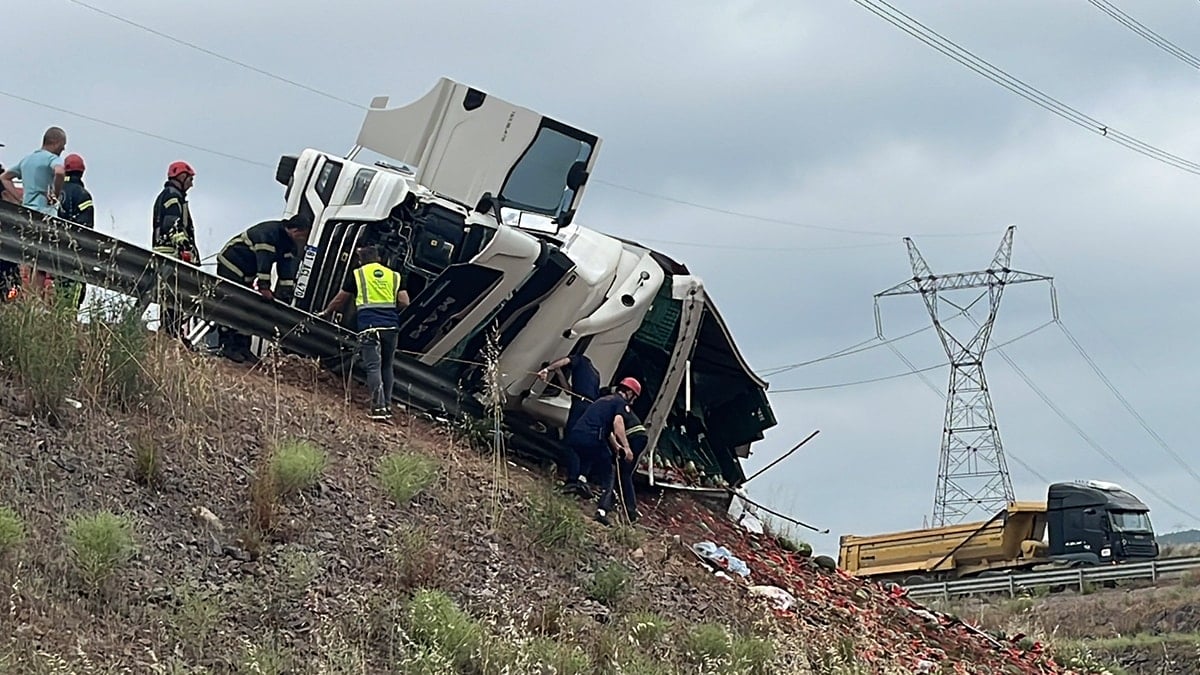 Kocaeli'de karpuz yüklü TIR devrildi; Ölü ve yaralılar var