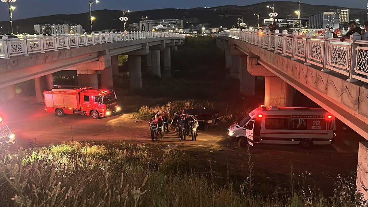 Sivas’ta feci kaza: Otomobil köprüden uçtu, 2 kişi yaralandı
