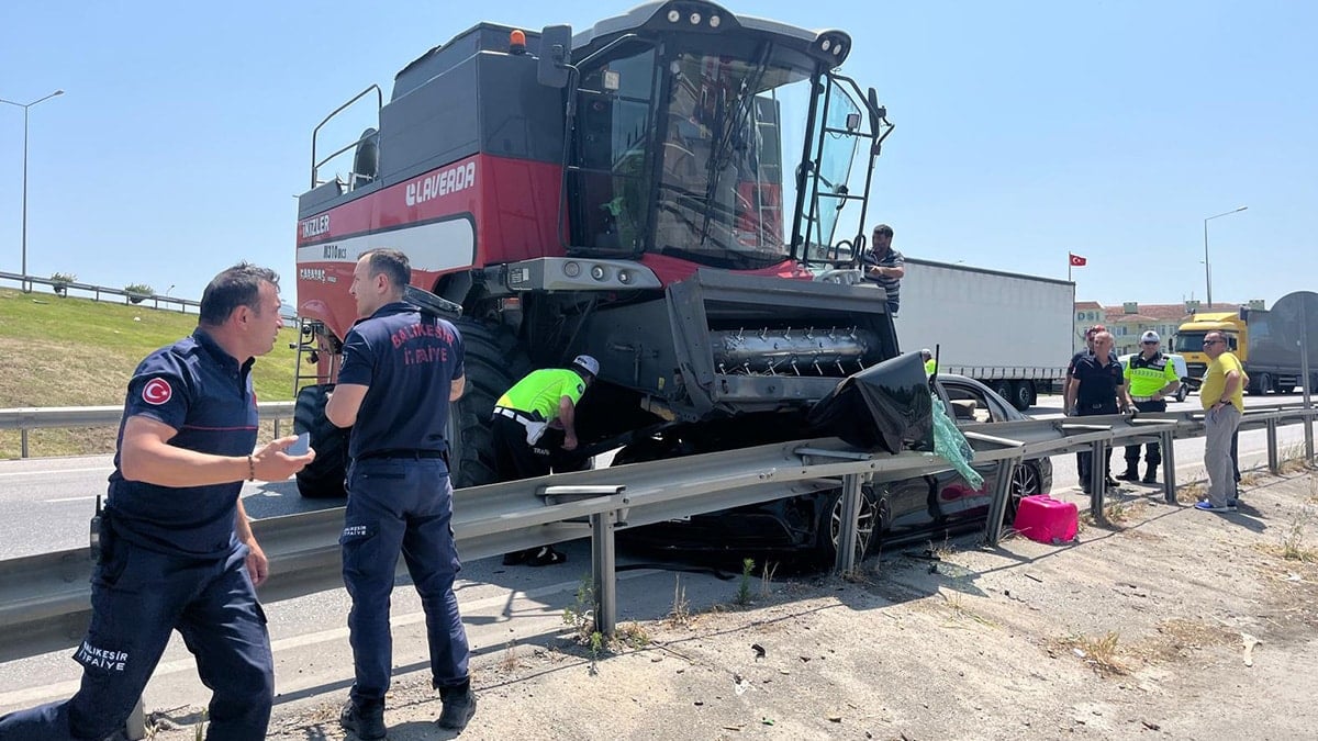 Balıkesir'de biçerdöverle otomobil çarpıştı: 2 kişi yaralandı