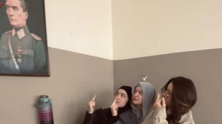 Atatürk portresi önünde skandal poz: Yabancı uyruklu üç öğrenci hakkında soruşturma başlatıldı