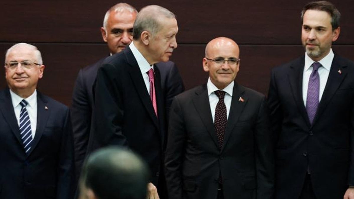 AKP'li isimden Şimşek'i eleştiren manşetlere destek