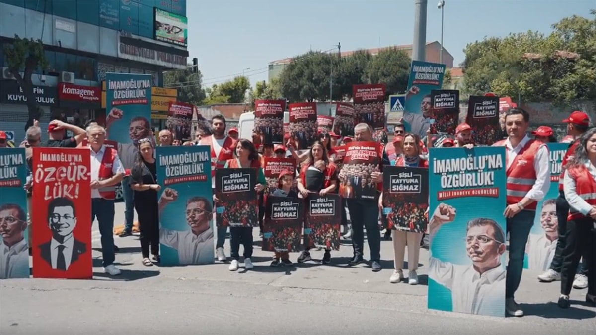 Şişli'de CHP'li meclis üyelerinden 'durma' eylemi