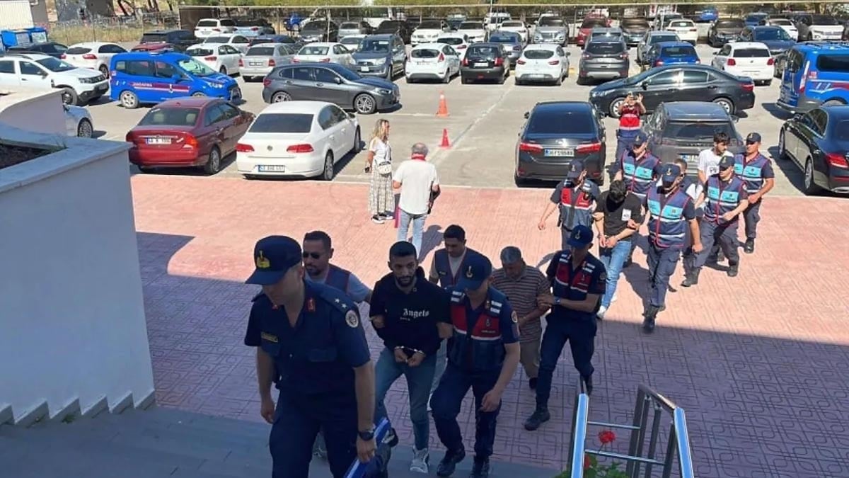Bodrum'da bir taksiden 5 kaçak göçmen çıktı