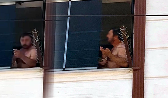 Böyle baba olmaz olsun! 4 aylık oğlunu pencereden atmaya kalktı