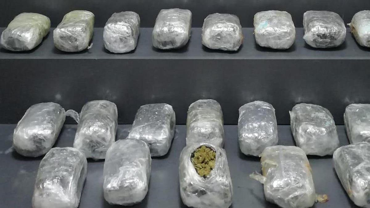 İzmir'de durdurulan otomobilde 11 kilo 11 gram esrar ele geçirildi