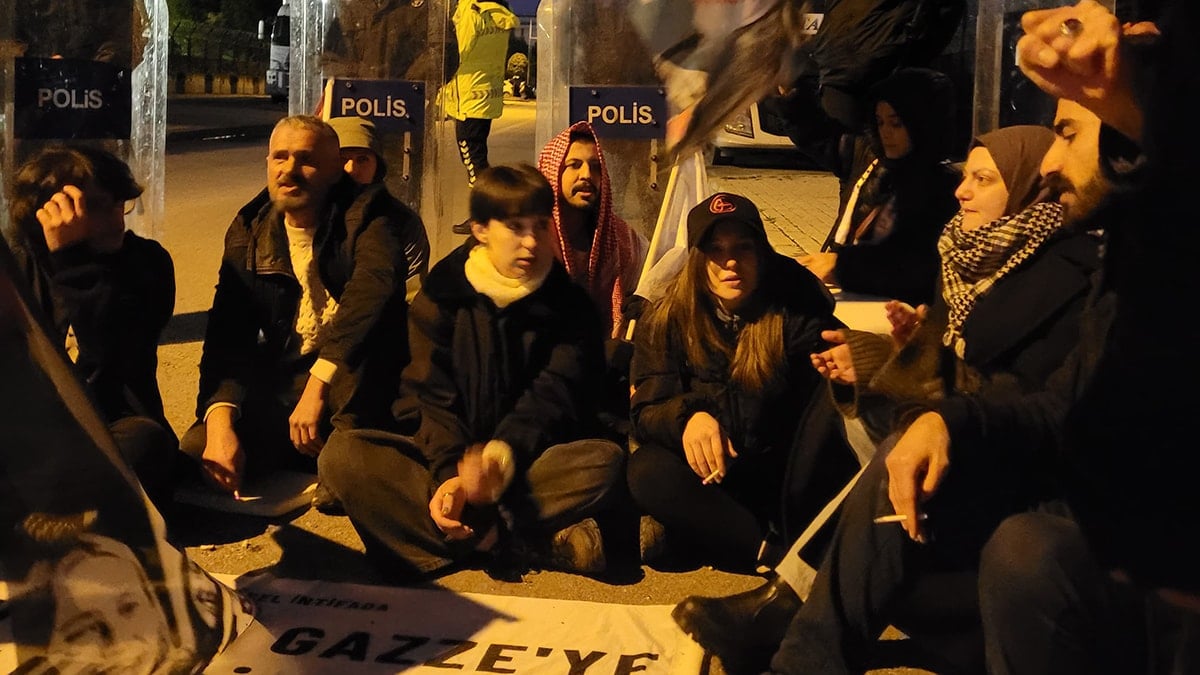 'İsrail’le ticareti kes' diyen 11 gence hapis cezası istendi