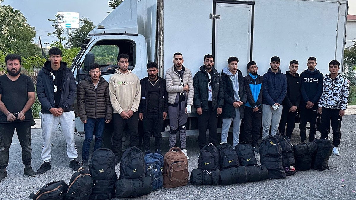 Tekirdağ'da durdurulan kamyonetten 13 düzensiz göçmen çıktı