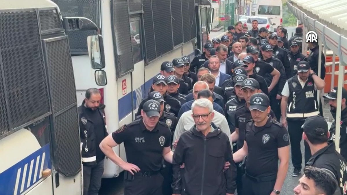 CHP'li belediyelere yönelik gözaltı görüntülerine AKP'li isimden itiraz geldi