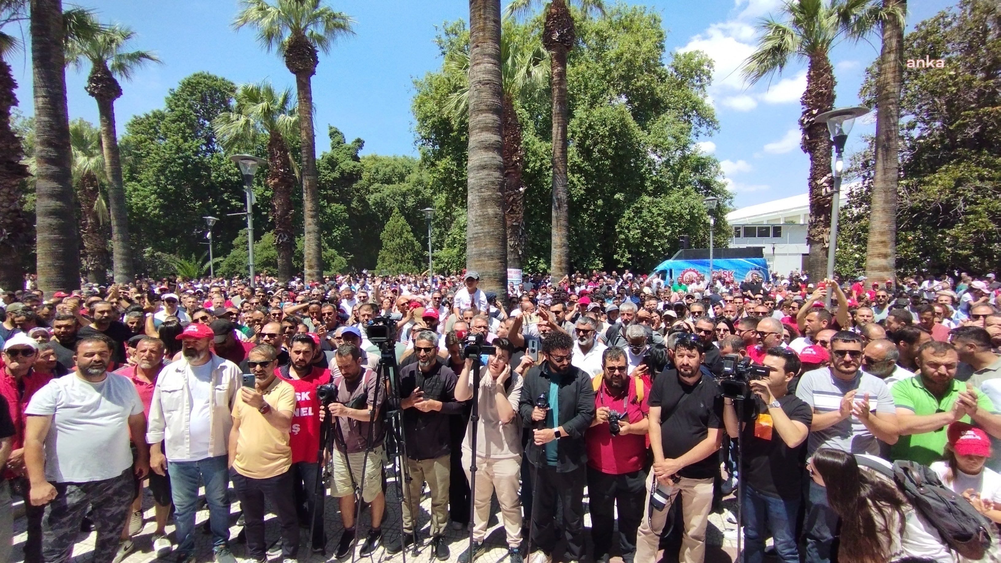 İzmir grevinde işçiler belediyenin teklifi için sandık kuruyor!