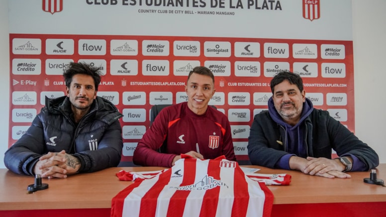 Muslera, Estudiantes'e İmza Attı 1 Muslera yeni takımına imzayı attı