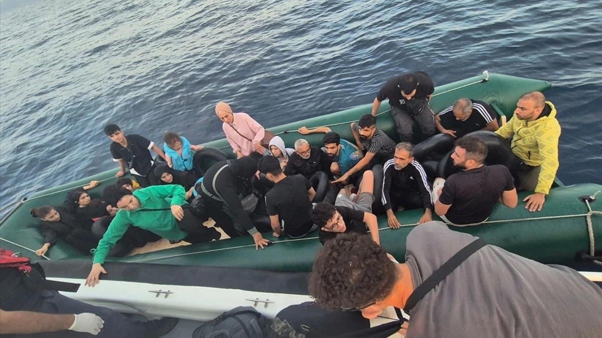 İzmir açıklarında 35 düzensiz göçmen kurtarıldı, 12’si yakalandı