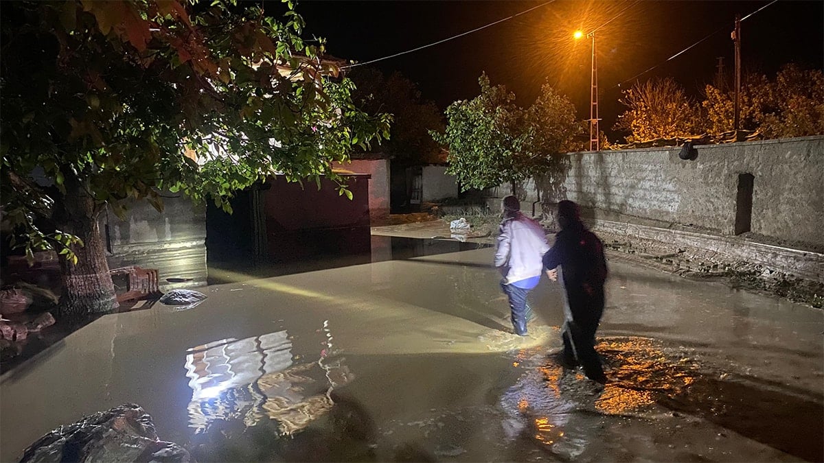 20 dakikalık yağış hayatı felç etti: 1 ev yıkıldı, 3 ev ağır hasarlı