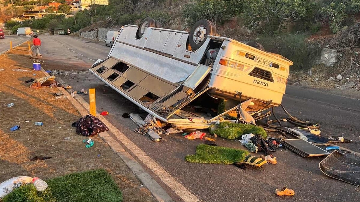 Hatay'da minibüs takla attı: 25 kişi yaralı