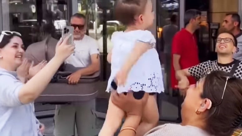 Ünlü sanatçı ikinci kez dede oldu... Davullu-zurnalı kutlama yaptı