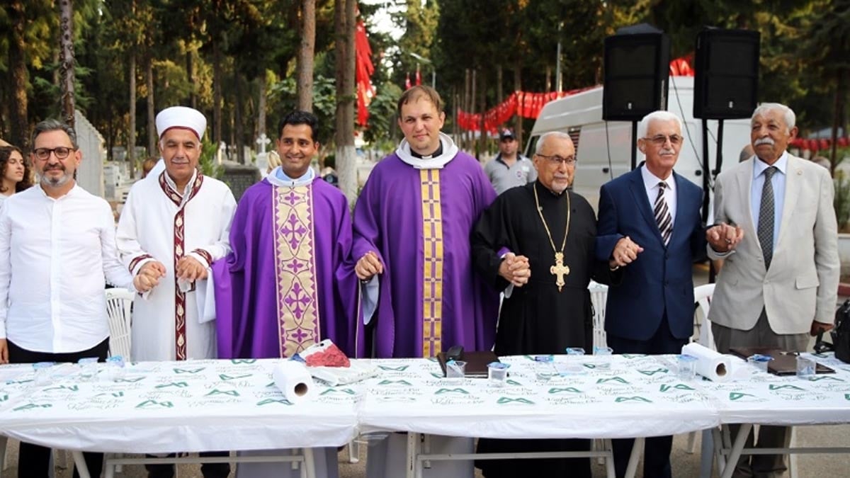Müslüman ve Hristiyan din adamları birlikte dua etti