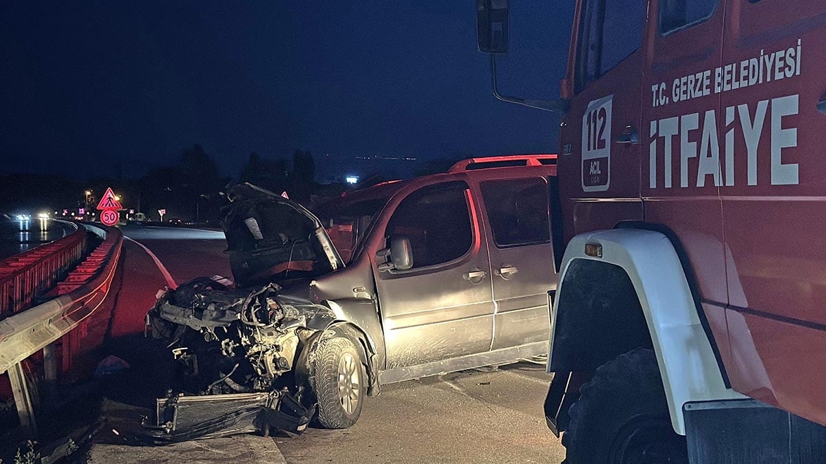 Sinop’ta ticari araç bariyere çarptı: 2 Yaralı