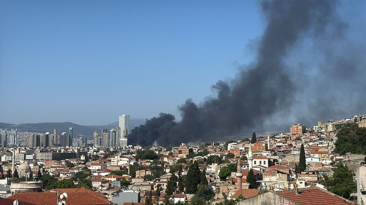 İzmir’de korkutan yangın! Kara duman gökyüzüne ulaştı, hastane tahliye ediliyor