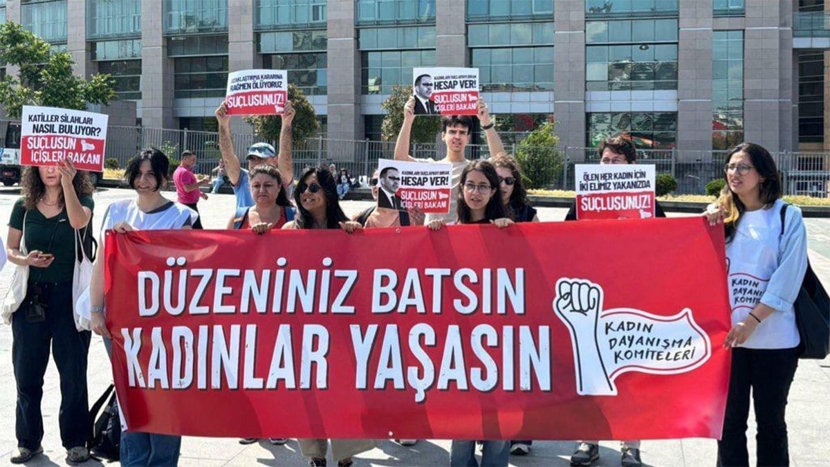 Açtıkları pankart yüzünden gözaltına alınan 2 kadın serbest bırakıldı