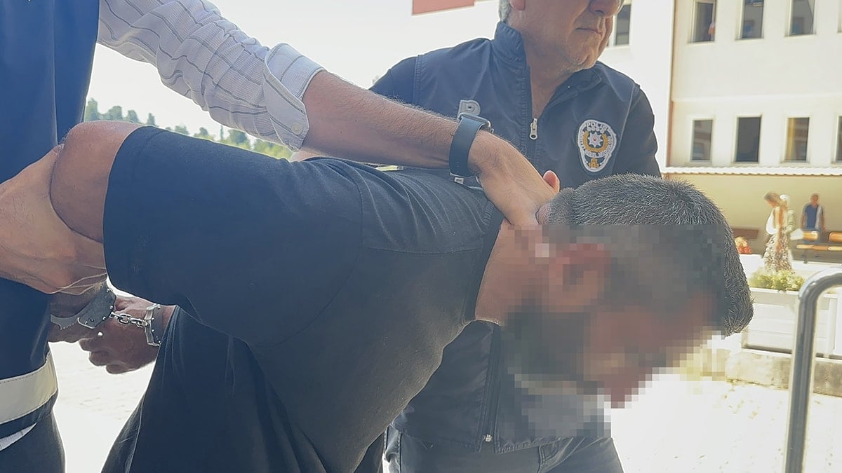 Arkadaşının boğazını keserek öldürdü!