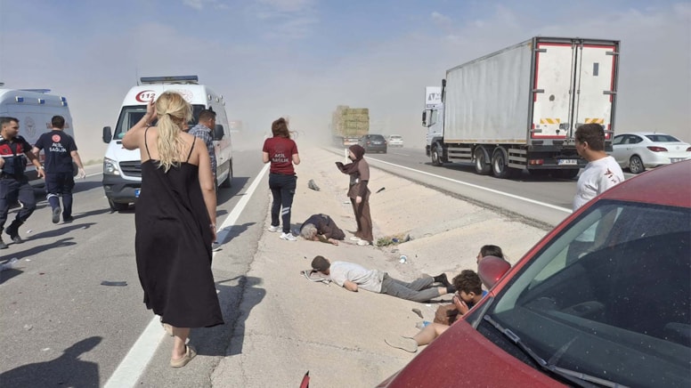 Kum fırtınası nedeniyle 8 araç birbirine girdi: Çok sayıda yaralı var