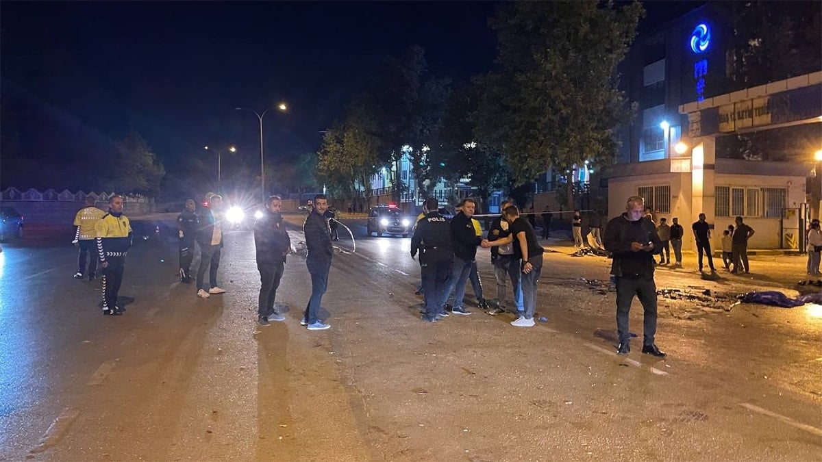 Gece yarısı katliam gibi kaza: 5 ölü, 2 yaralı