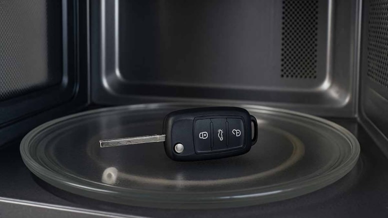 Arabanızı artık mikrodalgalar koruyor: Yöntemi duyan mutfağa koşuyor!