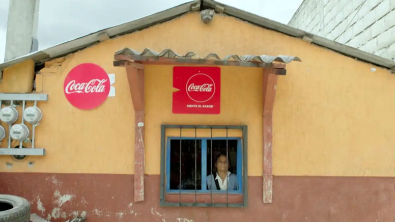 Bu köyde sudan çok kola var: Dini törenlere bile karışmış