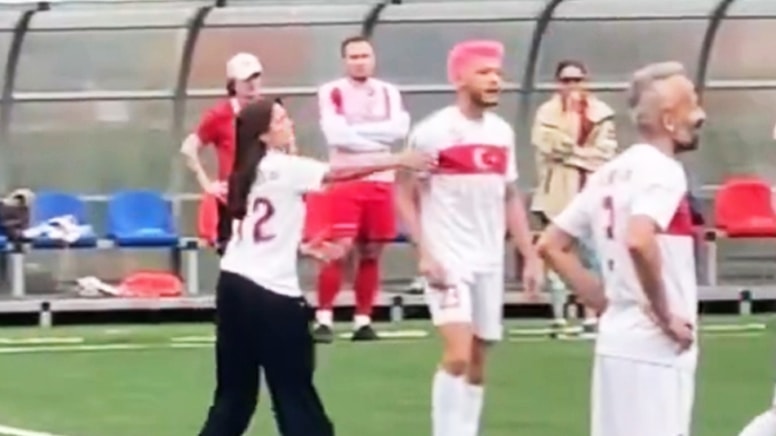 Hafsanur Sancaktutar sahaya girip sevgilisi Kubilay Aka'yı sakinleştirdi