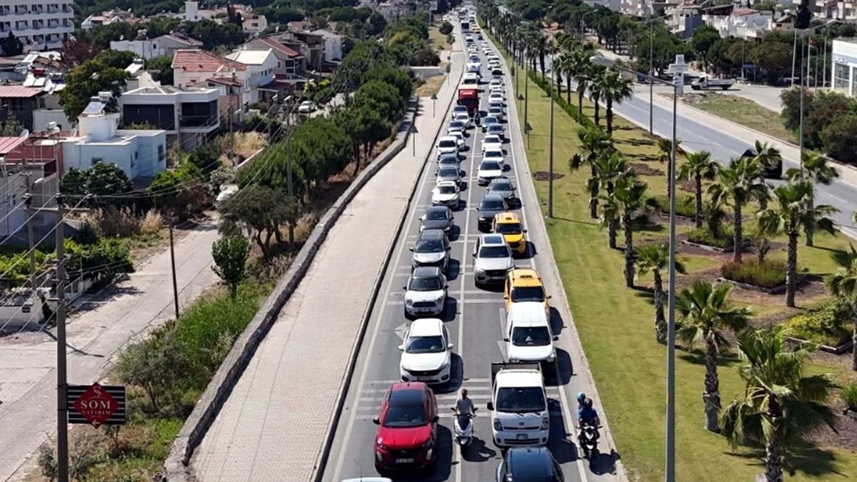 Tatilci akını... Bu ilçeye son 24 saatte 60 binden fazla araç giriş yaptı