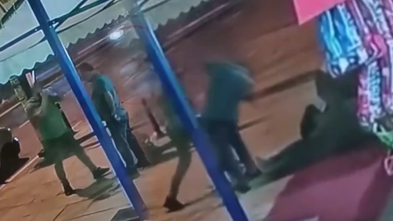 Akıllara durgunluk veren kavga! Önce yumruk attı, sonra kalp masajı yaptı