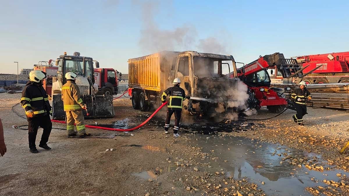 Mardin-Diyarbakır yolunda hafriyat kamyonu yandı