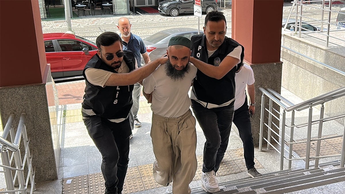 Okul bahçesine kılıçla girdi, çocukların topunu kesip Atatürk'e hakaret etti! Gözaltına alınan M.Ç. tutuklandı