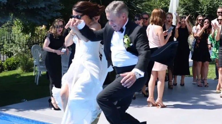 Ünlü modacı ikinci kez evlendi! Nikâhın ardından havuza atladılar