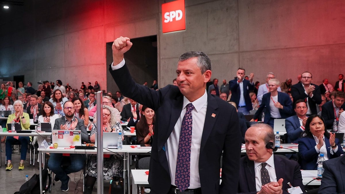 Özgür Özel ayakta alkışlandı: 'Kurtuluş yok tek başına, ya hep beraber ya hiçbirimiz'