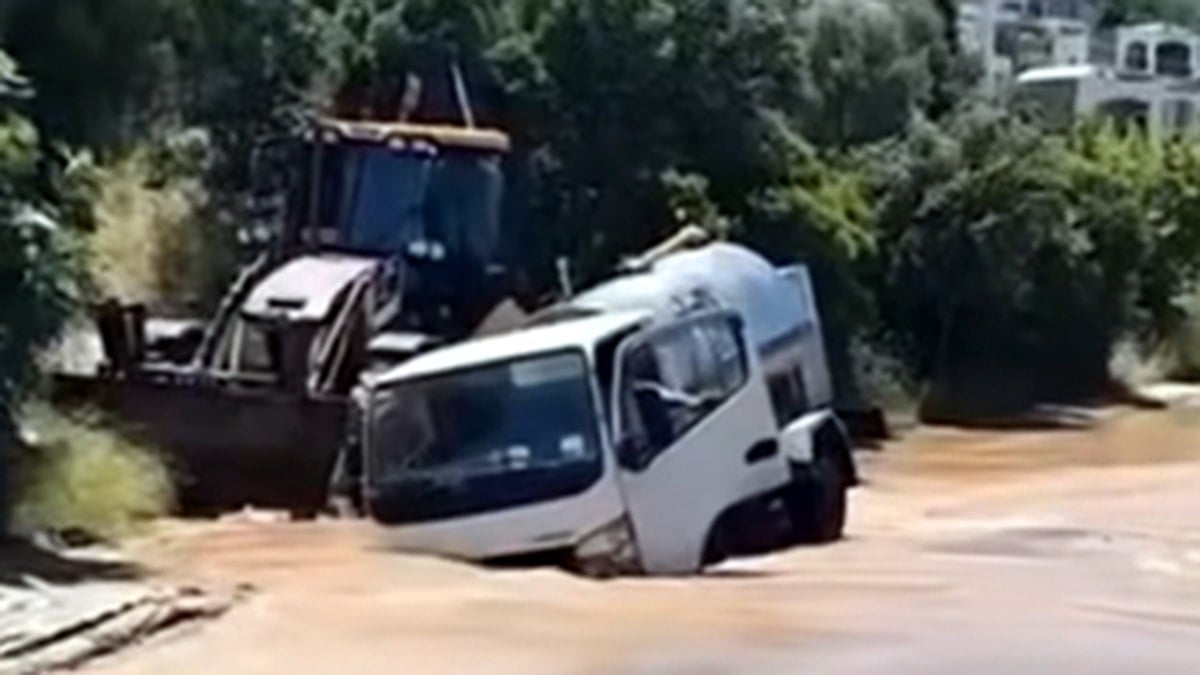 Su isale hattı patladı, tanker içine düştü