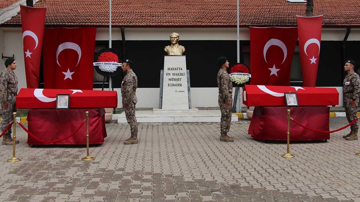 İki genç polis son yolculuğuna uğurlandı