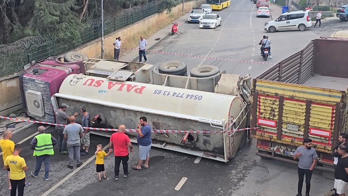 İstanbul'da su tankeri devrildi