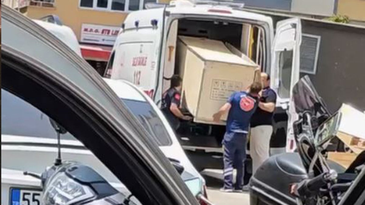 Samsun'da skandal: Ambulansla dolap taşıdılar!