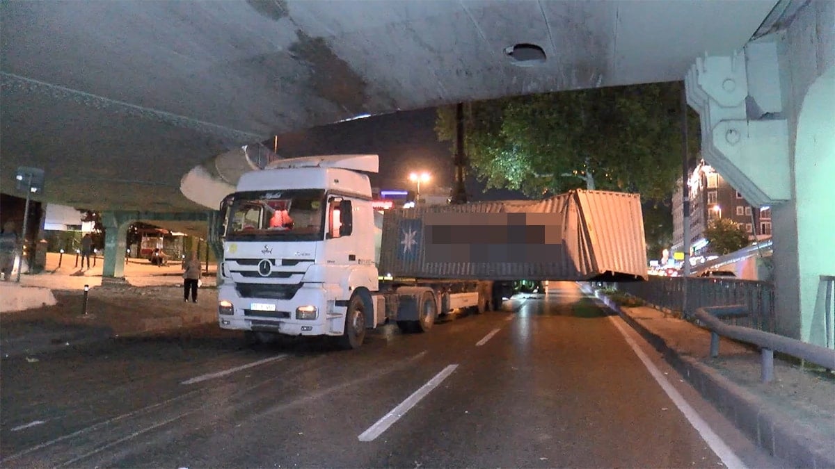 İstanbul'da TIR köprüye çarptı, yol trafiğe kapandı