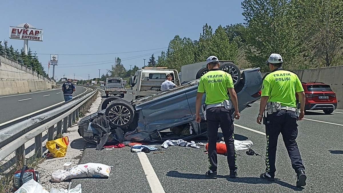Elektrik direğine çarpan araç evin bahçesine düştü: 1 ölü, 3 yaralı