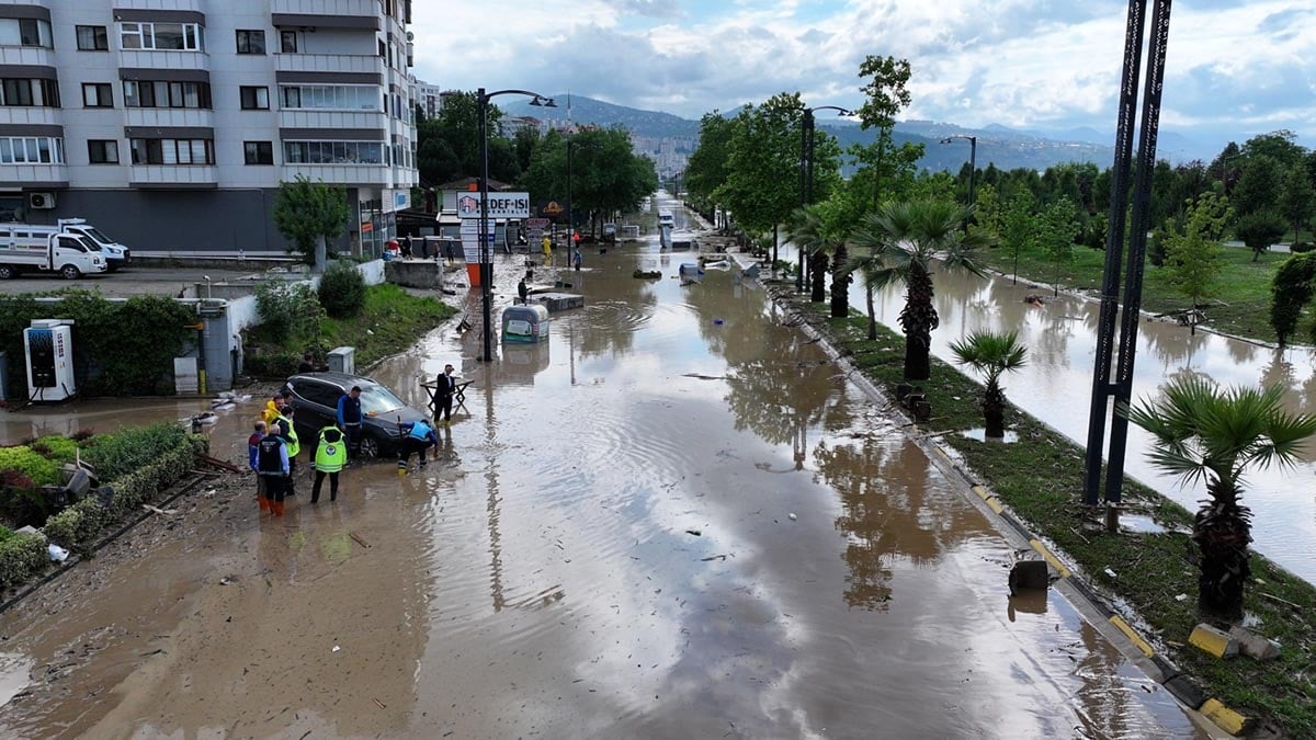 Trabzon'da sağanak caddelerde sele döndü