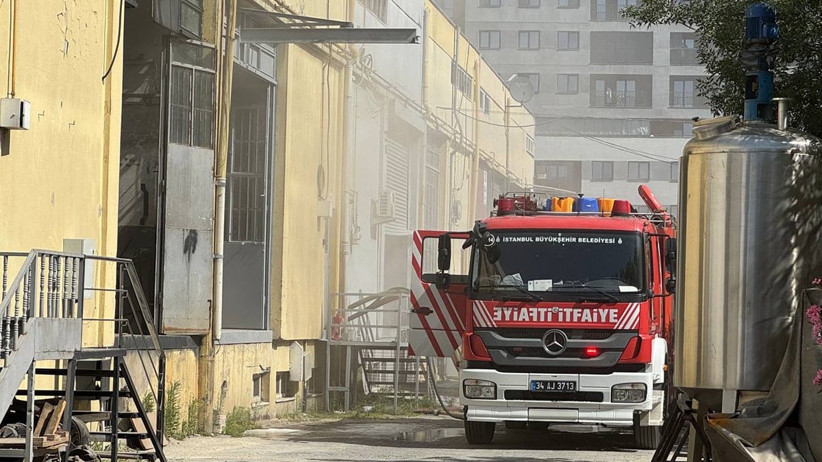 Bebek bezi üreten iş yerinin deposunda yangın çıktı