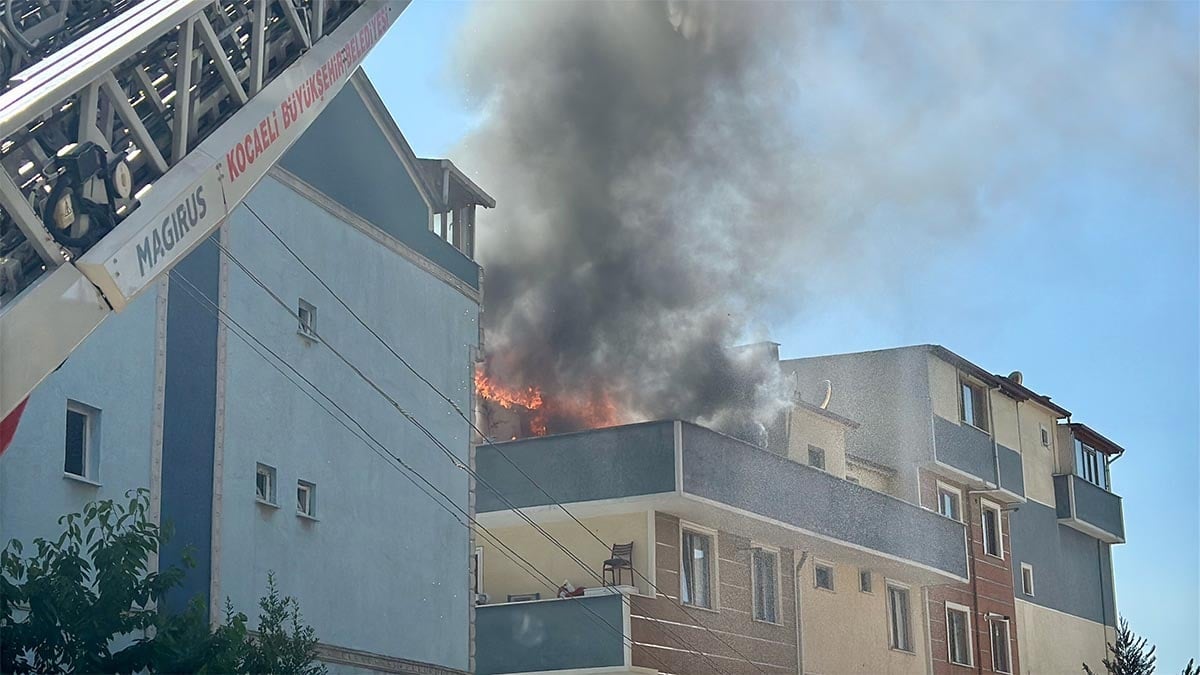 Gebze'de 4 katlı binanın çatısında yangın: Panik anları kameralara yansıdı