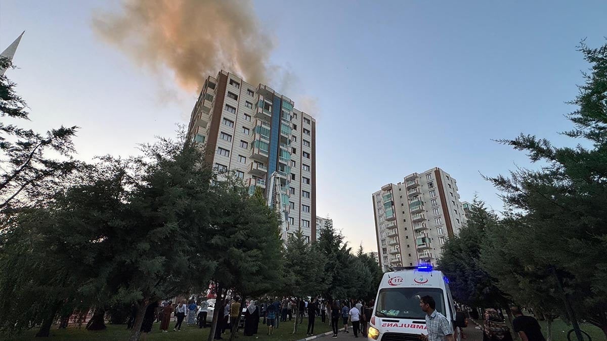 Diyarbakır'da 13 katlı bina da korkutan yangın